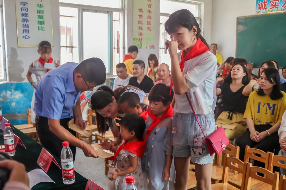 開(kāi)展幫扶結(jié)對(duì)愛(ài)心助學(xué)活動(dòng)