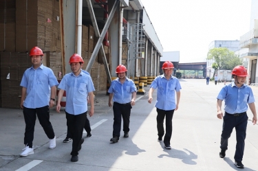 送清涼、致敬意！公司董事長朱在龍帶隊慰問一線勞動者